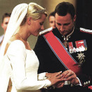 Kronprinsen setter gifteringen på kronprinsessens finger (Foto: Bjørn Sigurdsøn, Scanpix)